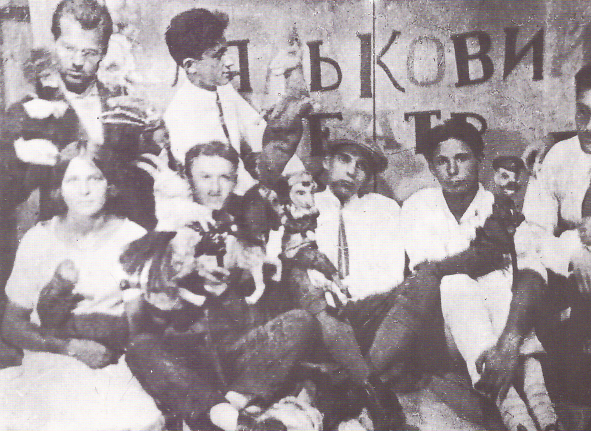 Актори театру після показу прем’єрної вистави «Старовинний Петрушка» (1927 р.)